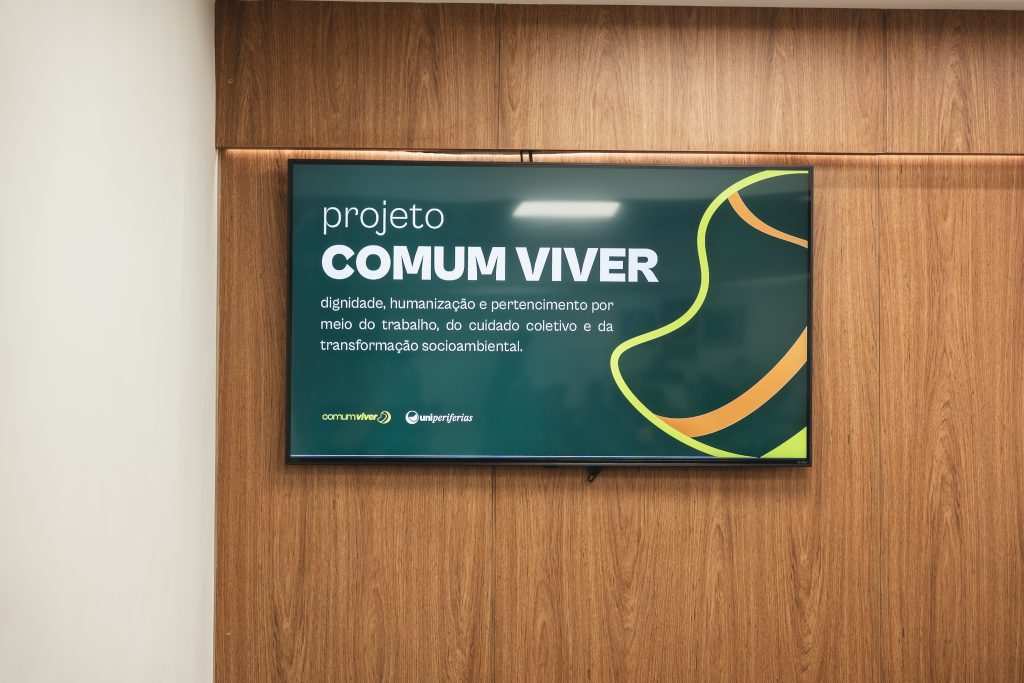 Participantes reunidos em atividade do projeto Comum Viver